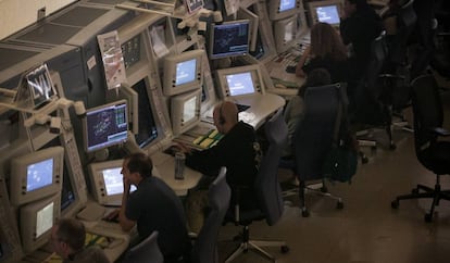 Sala de control del Centro de gestión aérea de la región este de España, en Gavà (Barcelona).