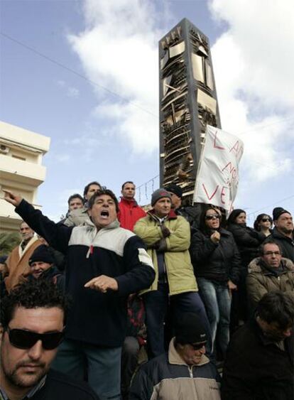 Vecinos de Lampedusa protestan contra el centro de internamiento de inmigrantes del Gobierno italiano.