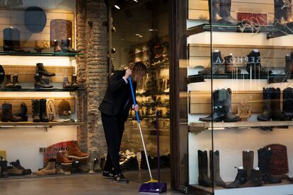 Una mujer trabaja en una zapatería de Barcelona, en una imagen de archivo.
