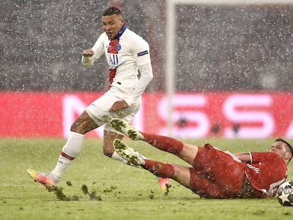 Mbappé en acción contra Sülle.