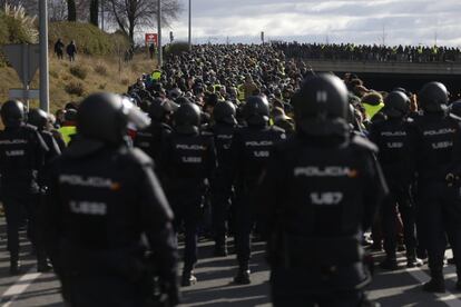 Hasta el mediodía de este miércoles, el Samur ha atendido en Madrid a 11 personas, cinco de ellas policías. En total, se han realizado cuatro traslados hospitalarios, tres de policías y otro de un manifestante. Todos ellos tenían heridas leves. En la imagen, taxistas madrileños cortan uno de los accesos de la M-40.