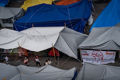 Desde el 14 de mayo los docentes instalaron un plantón en el Zócalo capitalino.