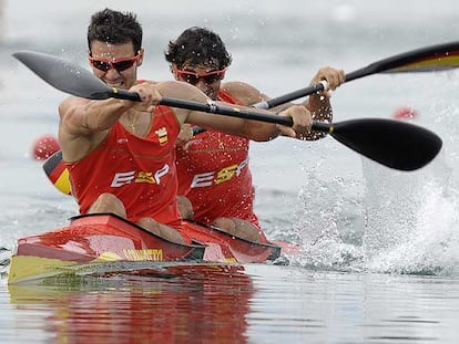 Saúl Craviotto y Carlos Pérez, en un momento de esfuerzo durante los últimos metros de la final de K-2 500.