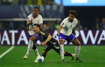 El mexicano Hirving Lozano es derribado en el campo por Weston McKennie, este domingo en la final de la Nations League, en Arlington, Texas.