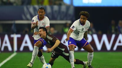 El mexicano Hirving Lozano es derribado en el campo por Weston McKennie, este domingo en la final de la Nations League, en Arlington, Texas.