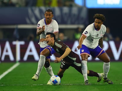 El mexicano Hirving Lozano es derribado en el campo por Weston McKennie, este domingo en la final de la Nations League, en Arlington, Texas.