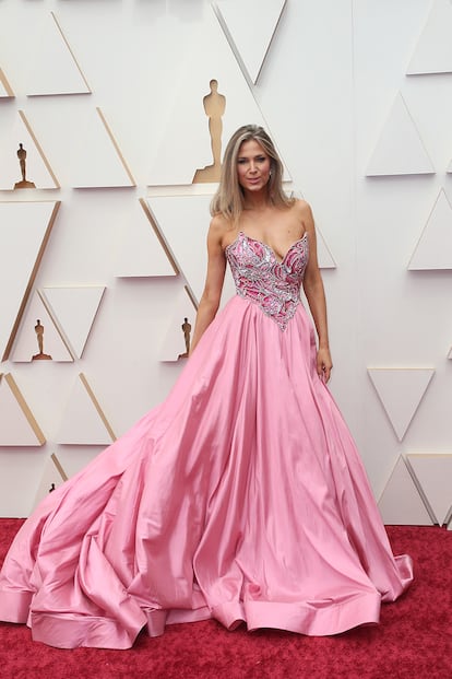 La periodista Nikki Novak ha escogido un vestido rosa de corte princesa con escote corazón y falda de vuelo.