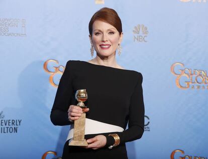 La actriz Julianne Moore posa tras recoger el galardón a mejor actriz de miniserie para televisión por 'Game change', donde encarna a la política republicana Sarah Palin.