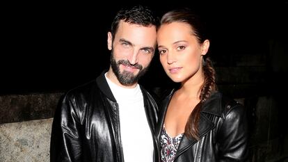 Nicolas Ghesquière, director creativo de la firma, con la actriz Alicia Vikander.