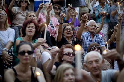 Los manifestantes sostienen velas durante una vigilia en conmemoración del primer aniversario de la muerte del fiscal Alberto Nisman en Buenos Aires.