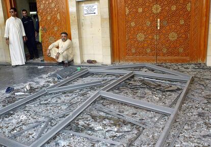 El primer ministro de Kuwait, jeque Jaber al Mubarak al Sabá, ha denunciado que el atentado suicida contra una mezquita chií en la capital constituye un intento de amenazar la unidad nacional del país. En la imagen, destrozos causados en la mezquita de Kuwait tras el atentado terrorista.