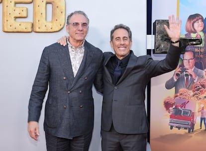 Michael Richards y Jerry Seinfeld en el estreno de 'Sin edulcorar' en Los Ángeles, el 30 de abril de 2024.