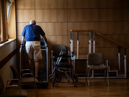 Un hombre se ejercita este viernes en la residencia de mayores Sanitas Mirasierra, una de las que han subido sus actas de inspección al portal Inforesidencias.