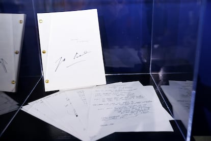 El primer borrador de 'Instinto Básico', todavía con el título 'Love Hurts', expuesto en una subasta en Hollywood en 2023.