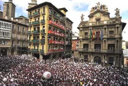 Miles de mozos y mozas han seguido desde la Plaza del Ayuntamiento de Pamplona el lanzamiento del chupinazo que da comienzo a las fiestas de San Fermín 2010, que se celebran entre el 7 al 14 de julio. Las fiestas tienen este año un presupuesto de 2,8 millones de euros, el mismo que el año pasado, en el que se rebajó de esta partida en un 20% debido a la crisis.