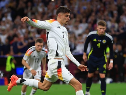 Munich (Germany), 14/06/2024.- Kai Havertz of Germany scores the 3-0 lead from the penalty spot during the UEFA EURO 2024 group A match between Germany and Scotland in Munich, Germany, 14 June 2024. (Alemania) EFE/EPA/MARTIN DIVISEK
