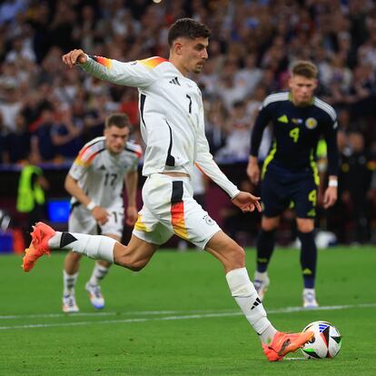 Munich (Germany), 14/06/2024.- Kai Havertz of Germany scores the 3-0 lead from the penalty spot during the UEFA EURO 2024 group A match between Germany and Scotland in Munich, Germany, 14 June 2024. (Alemania) EFE/EPA/MARTIN DIVISEK
