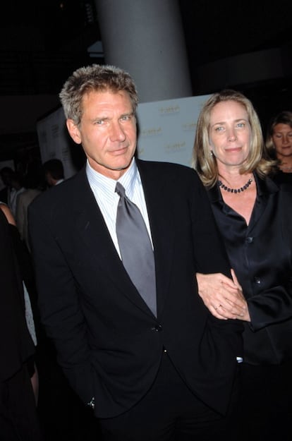 A finales de agosto de 2001, 18 años después de conocerse, Melissa Mathison, la esposa de Harrison Ford, interponía una demanda de divorcio y exigía la custodia de Georgia y Malcolm, sus dos hijos, entonces de 11 y 14 años. Él empezaba entonces una relación con la también actriz Calista Flockhart, con quien acabó casándose en 2010. Tras tres años de litigio, la pareja se separó en 2004. Se calcula que al actor de Indiana Jones le costó al menos 72 millones de euros, 12 en dinero y el resto en propiedades.