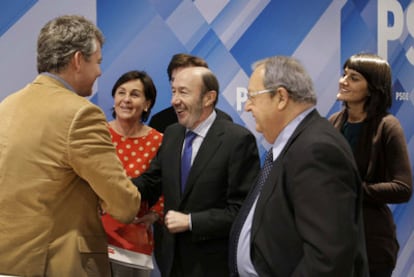 Rubalcaba, acompañado por Lola Gorostiaga, Juan Moscoso, Txiki Benegas y María González, entrega los avales de su candidatura a un representante de la secretaría de organización en la sede del PSOE.