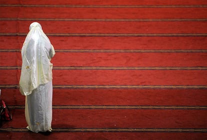 Una mujer indonesia reza esta mañana en la mezquita de Istiqlal, en Yakarta.