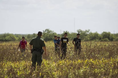 A Border Control agent arrests undocumented migrants on the US-Mexico border.