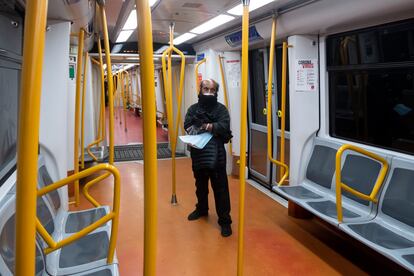 David acude al cementerio a diario en Metro.