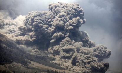 El monte Sinabung durante una erupción visto desde la aldea Payung, Sumatra del Norte (Indonesia).