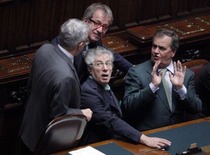 Los ministros italianos Giulio Tremonti, Roberto Maroni, Umberto Bossi y Roberto Calderoli, este martes en el Parlamento.