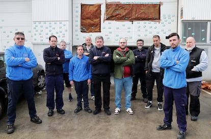 Trabajadores de Prest, un centro especial de empleo, frente a la sede de la compañía en Ortuella (Bizkaia).