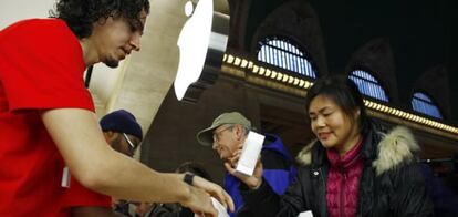 Primeras compras en el establecimiento de Apple en la estación 'Grand Central'