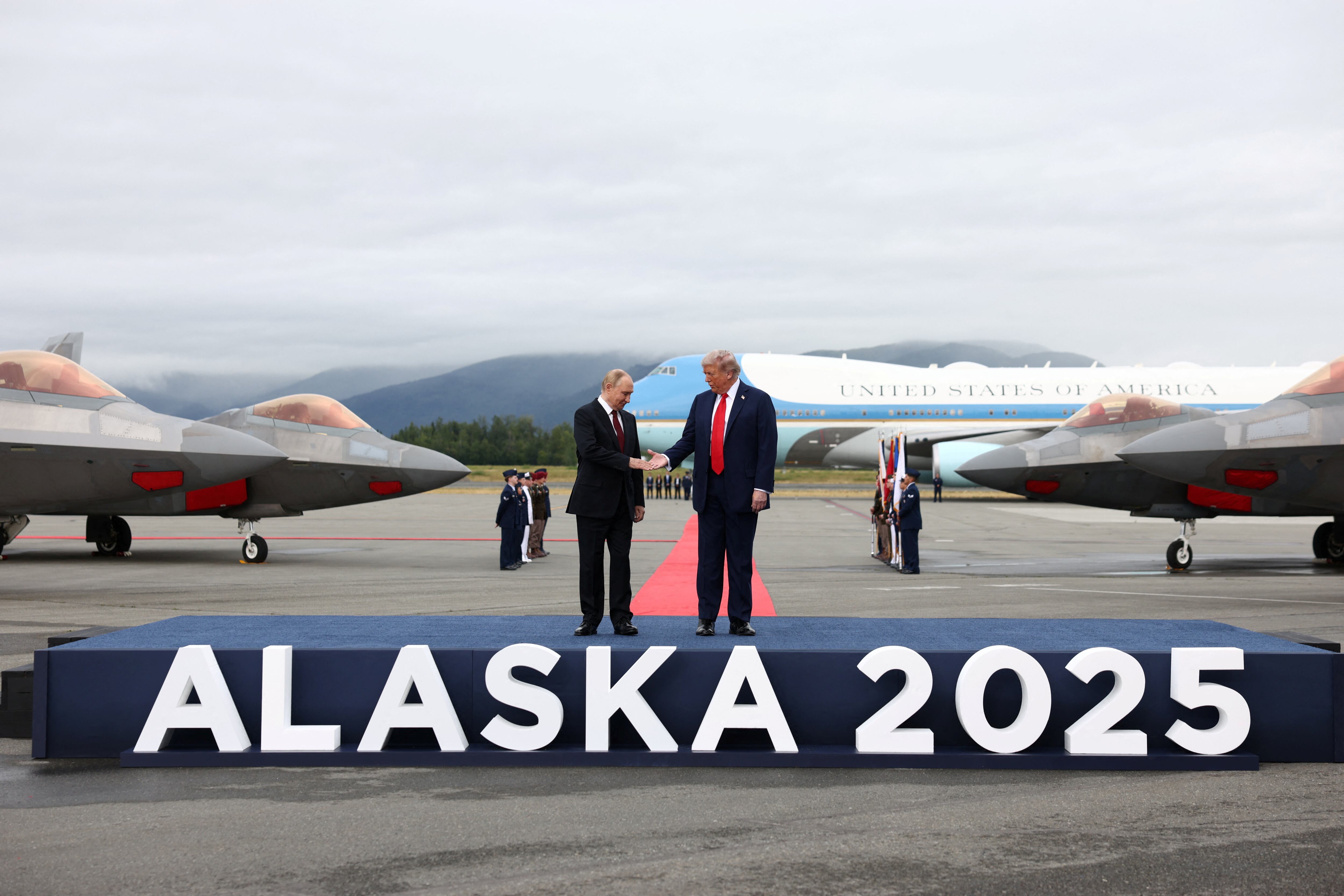 Putin y Trump se reúnen en Alaska, en imágenes