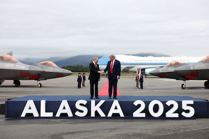 El presidente de Estados Unidos, Donald Trump, ha recibido este viernes a su homólogo ruso, Vladímir Putin, en la base aérea de Anchorage. 