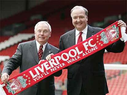 George Gillet, a la izquierda, y Tom Hicks, durante su presentación como nuevos dueños del Liverpool.