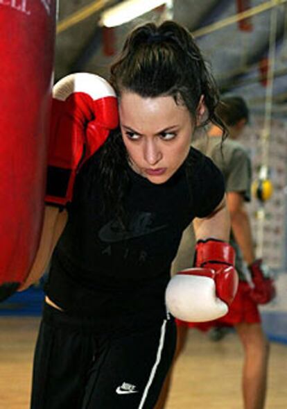 La actriz Natalia Verbeke, entrenando en el gimnasio.