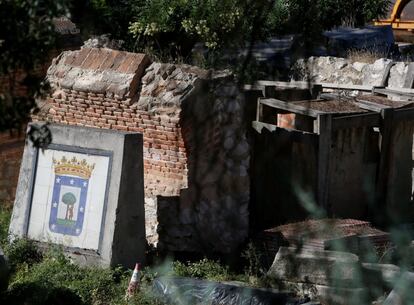 Delante un escudo del Ayuntamiento del Madrid y en la parte posterior restos de ladrillo y mampostería de piedra del l acueducto de la fuente de los Caños del Peral que estaba situado en la plaza de Isabel II. Una de las fuentes importantes de Madrid que funcionó entre el siglo XV y el XIX.