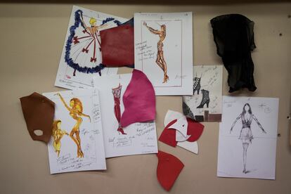 Los bocetos de los trajes del espectáculo residente en el Moulin Rouge, 'Feerie', en la pared del taller de zapateros de Clairvoy en París, el 4 de octubre de 2018.