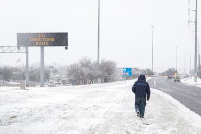 Una señal de tráfico advierte a los viajeros de las condiciones de hielo en una carretera en Austin, Texas.