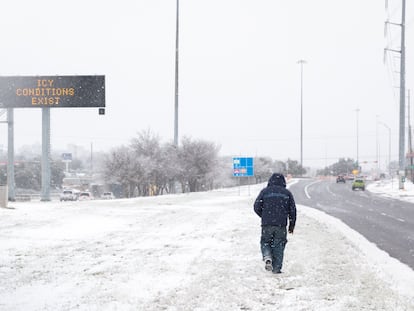 Una señal de tráfico advierte a los viajeros de las condiciones de hielo en una carretera en Austin, Texas.