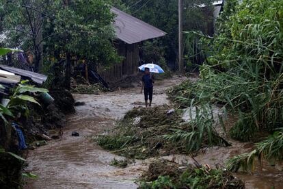 Un niño camina en el municipio de Huauchinango, en el central Estado mexicano de Puebla, que fue fuertemente afectado por un deslave a consecuencia de la tormenta tropical Earl, este domingo 7 de agosto. 