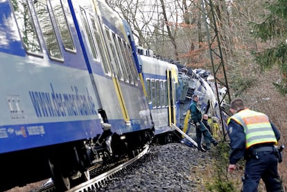 Miembros de los servicios de emergencia trabajan en el lugar donde se ha producido el choque de dos trenes en Bad Aibling (Alemania).