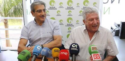 El presidente de Nueva Canarias, Román Rodríguez (i) y el diputado de este partido Pedro Quevedo (d) durante la rueda de prensa que ofrecieron hoy para informar de la decisión de la ejecutiva nacional de su partido celebrada hoy para decidir sobre el voto al plan de estabilidad financiera para el trienio 2018-2020, que se debatirá en el Congreso de los Diputados este martes.