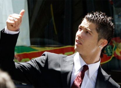 Cristiano Ronaldo sale del hotel donde se alojó la selección portuguesa en Neuchatel.