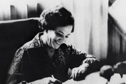 Lidia Gueiler, en su despacho oficial tras jurar el cargo de presidenta en 1979.