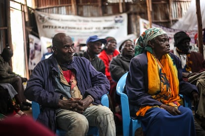 Un grupo de ancianos participa en una clase en el Centro de Día de Kibera, en Kenia, en la que se les explican sus derechos y diversas cuestiones de salud pública para evitar que sean discriminados.