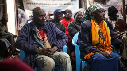 Un grupo de ancianos participa en una clase en el centro de día de Kibera, en Nairobi (Kenia).
