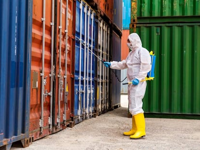 Labor de limpieza y desinfección de contenedores en un puerto de Turquía para prevenir la propagación de la covid-19.