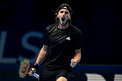 Tsitsipas, durante su partido contra Rublev en el O2 de Londres.