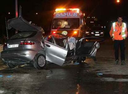 Estado en que quedó el coche en el que viajaban siete integrantes de una familia dominicana.