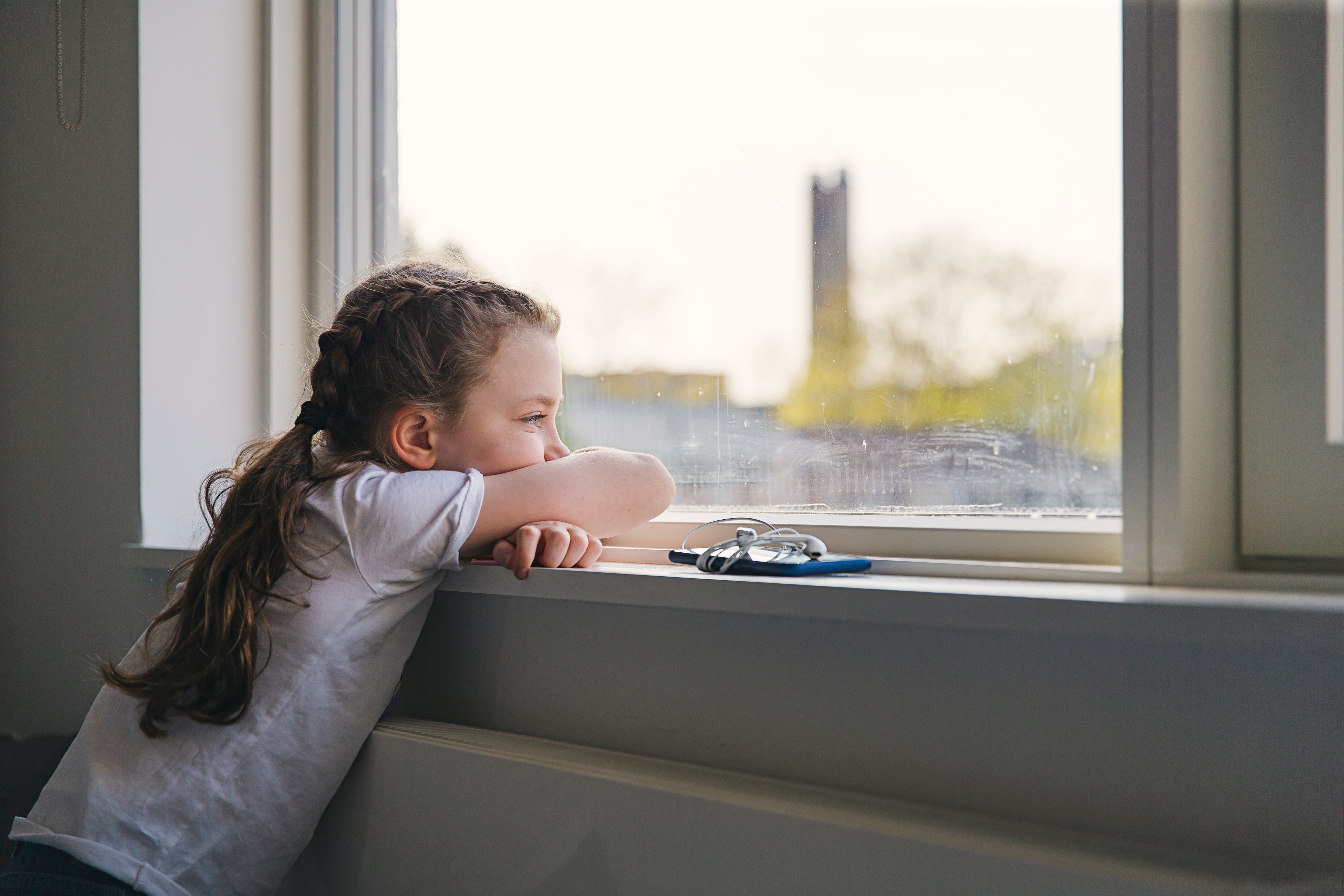 Los niños también se sienten solos: por qué y cómo podemos ayudarles