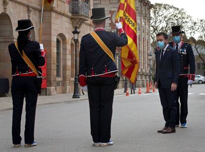 Una formación de los Mossos con uniforme de gala, recibe a Pere Aragonès a su llegada al Parlamento de Cataluña, que celebra este viernes su sesión constitutiva tras las elecciones del 14-F.